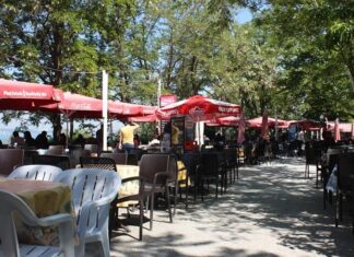 Çay bahçeleri, Türkiye’de gündelik yaşamın en köklü ve en yaygın sosyalleşme alanlarından biri olarak öne çıkıyor. Park kenarlarında, sahil şeritlerinde, mahalle aralarında ya da tarihi meydanlarda karşımıza çıkan çay bahçeleri, her yaştan insanın bir araya geldiği ortak buluşma noktaları olarak dikkat çekiyor. Bu mekânlar, sadece çay içilen yerler değil; sohbetin, dinlenmenin ve gündelik hayatın paylaşıldığı açık hava alanları olarak şehir kültürünün ayrılmaz bir parçası hâline gelmiş durumda. Konulu bir haber görseli.