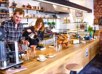 Büyük zincirlerin standartlaşmış atmosferine karşılık daha sıcak, daha kişisel ve özgün bir deneyim sunan butik kafeler, son yıllarda şehir yaşamının vazgeçilmez durakları arasında yer alıyor. Bu mekânlar, yalnızca kahve içilen alanlar değil; aynı zamanda sakinlik arayanların, çalışmak isteyenlerin ve sosyalleşmeyi daha samimi bir ortamda tercih edenlerin buluşma noktası hâline geliyor. Özellikle şehir temposundan uzaklaşmak isteyenler için butik kafeler, nefes alınabilecek küçük ama etkili alanlar sunuyor. Konulu bir haber görseli.