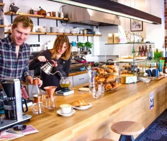 Büyük zincirlerin standartlaşmış atmosferine karşılık daha sıcak, daha kişisel ve özgün bir deneyim sunan butik kafeler, son yıllarda şehir yaşamının vazgeçilmez durakları arasında yer alıyor. Bu mekânlar, yalnızca kahve içilen alanlar değil; aynı zamanda sakinlik arayanların, çalışmak isteyenlerin ve sosyalleşmeyi daha samimi bir ortamda tercih edenlerin buluşma noktası hâline geliyor. Özellikle şehir temposundan uzaklaşmak isteyenler için butik kafeler, nefes alınabilecek küçük ama etkili alanlar sunuyor. Konulu bir haber görseli.