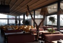 Şehir hayatının hızla akıp gittiği günümüzde insanlar, kalabalıktan uzaklaşabilecekleri ama şehirle bağlarını da koparmayacakları mekânlara yöneliyor. Bu noktada teras kafeler, hem manzara hem de atmosfer açısından sundukları avantajlarla dikkat çekiyor. Yüksek bir noktadan şehri izlerken kahve içmek ya da gün batımını izlemek, modern şehir kültürünün önemli bir parçası hâline gelmiş durumda. Özellikle büyük şehirlerde, beton yoğunluğunun artmasıyla birlikte teraslara olan ilgi her geçen gün daha da artıyor. Konulu bir haber görseli.