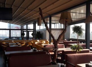 Şehir hayatının hızla akıp gittiği günümüzde insanlar, kalabalıktan uzaklaşabilecekleri ama şehirle bağlarını da koparmayacakları mekânlara yöneliyor. Bu noktada teras kafeler, hem manzara hem de atmosfer açısından sundukları avantajlarla dikkat çekiyor. Yüksek bir noktadan şehri izlerken kahve içmek ya da gün batımını izlemek, modern şehir kültürünün önemli bir parçası hâline gelmiş durumda. Özellikle büyük şehirlerde, beton yoğunluğunun artmasıyla birlikte teraslara olan ilgi her geçen gün daha da artıyor. Konulu bir haber görseli.