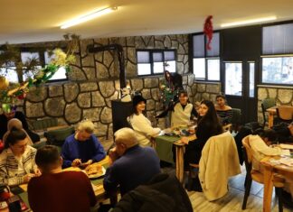 Sanat kafeleri, modern şehir yaşamında estetikle gündelik hayatı buluşturan özel mekânlar olarak öne çıkıyor. Kahve kokusunun tuval boyalarıyla, müziğin sergi duvarlarıyla, sohbetin yaratıcılıkla iç içe geçtiği sanat kafeleri, sadece vakit geçirilen yerler değil; aynı zamanda üretimin, paylaşımın ve düşünsel etkileşimin merkezleri hâline geliyor. Bu mekânlar, sanatı ulaşılmaz bir alan olmaktan çıkararak gündelik hayatın doğal bir parçası hâline getiriyor. Konulu bir haber görseli.