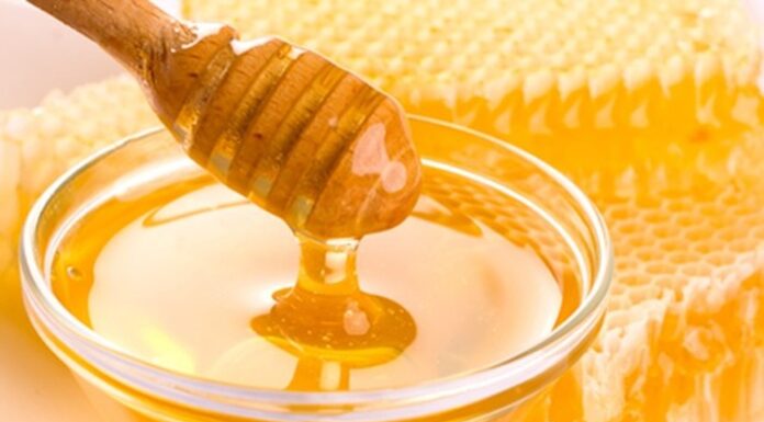 Şeker Alternatifleri İle Değişen Beslenme Alışkanlıkları Günümüzde beslenme alışkanlıkları hızla değişirken, rafine şeker tüketimine yönelik farkındalık da her geçen gün artıyor. Aşırı şeker tüketiminin kilo kontrolünden metabolik sorunlara kadar birçok başlıkta tartışılması, tüketicileri farklı şeker alternatifleri arayışına yönlendiriyor. Bu alternatifler yalnızca tatlı ihtiyacını karşılamakla kalmıyor, aynı zamanda daha dengeli bir beslenme düzeni oluşturma isteğine de yanıt veriyor. Konulu bir haber görseli.