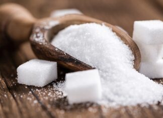 Günlük beslenme alışkanlıkları, bireyin uzun vadeli sağlığını doğrudan etkileyen temel unsurlar arasında yer alır. Bu alışkanlıkların merkezinde ise şeker ve tuz tüketiminde denge konusu bulunur. Modern yaşamda hazır gıdaların yaygınlaşmasıyla birlikte, farkında olmadan yüksek miktarda şeker ve tuz tüketimi oldukça yaygın hale gelmiştir. Bu durum, beslenme düzeninin dengesini bozabilecek önemli bir faktör olarak öne çıkar. Konulu bir haber görseli