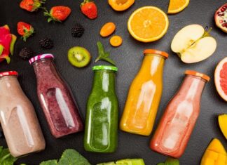 Şekersiz meyve suları, son yıllarda sağlıklı beslenme anlayışının yaygınlaşmasıyla birlikte tüketicilerin ilgisini giderek daha fazla çekiyor. Geleneksel meyve sularında bulunan ilave şekerler, birçok kişi için artık sorgulanan bir unsur haline gelirken, şekersiz meyve suları doğal içeriğiyle öne çıkan bir alternatif olarak görülüyor. Meyvenin kendi şekerinden gelen tat ile hazırlanan bu içecekler, hem ferahlatıcı hem de daha dengeli bir tüketim sunuyor. Konulu bir haber görseli.