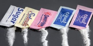 Günümüzde beslenme alışkanlıkları hızla değişirken, rafine şeker tüketimine yönelik farkındalık da aynı oranda artmaktadır. Özellikle sağlıklı yaşam arayışında olan bireyler, tatlı ihtiyacını karşılamak için farklı seçeneklere yönelmektedir. Bu noktada şekersiz tatlandırıcılar, hem lezzetten ödün vermek istemeyen hem de daha dengeli bir beslenme düzeni kurmayı hedefleyenler için önemli bir alternatif hâline gelmiştir. Geleneksel şekerin yoğun kullanımıyla ilişkilendirilen olumsuz algı, tatlandırıcı pazarının gelişmesini hızlandırmıştır. Konulu bir haber görseli.