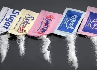 Günümüzde beslenme alışkanlıkları hızla değişirken, rafine şeker tüketimine yönelik farkındalık da aynı oranda artmaktadır. Özellikle sağlıklı yaşam arayışında olan bireyler, tatlı ihtiyacını karşılamak için farklı seçeneklere yönelmektedir. Bu noktada şekersiz tatlandırıcılar, hem lezzetten ödün vermek istemeyen hem de daha dengeli bir beslenme düzeni kurmayı hedefleyenler için önemli bir alternatif hâline gelmiştir. Geleneksel şekerin yoğun kullanımıyla ilişkilendirilen olumsuz algı, tatlandırıcı pazarının gelişmesini hızlandırmıştır. Konulu bir haber görseli.