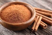 Tarçın, kendine özgü kokusu ve hafif yakıcı tadıyla yüzyıllardır hayatın içinde yer alan en dikkat çekici baharatlardan biridir. Hem tatlı hem de tuzlu tariflerde kullanılan tarçın, yalnızca bir lezzet unsuru değil, aynı zamanda kültürel ve tarihsel bir simge olarak da kabul edilir. Küçük bir çubuk ya da toz hâliyle bile bulunduğu ortama güçlü bir karakter kazandıran tarçın, mutfaklarda fark edilir bir iz bırakır. Konulu bir haber görseli.