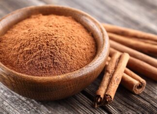 Tarçın, kendine özgü kokusu ve hafif yakıcı tadıyla yüzyıllardır hayatın içinde yer alan en dikkat çekici baharatlardan biridir. Hem tatlı hem de tuzlu tariflerde kullanılan tarçın, yalnızca bir lezzet unsuru değil, aynı zamanda kültürel ve tarihsel bir simge olarak da kabul edilir. Küçük bir çubuk ya da toz hâliyle bile bulunduğu ortama güçlü bir karakter kazandıran tarçın, mutfaklarda fark edilir bir iz bırakır. Konulu bir haber görseli.