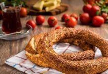 Türkiye’de sokak lezzetleri denildiğinde akla gelen ilk tatlar arasında simit ve açma yer alır. Günün her saatinde ulaşılabilen bu iki hamur işi, yalnızca pratik bir atıştırmalık olmanın ötesinde, şehir yaşamının ritmini belirleyen önemli unsurlardan biri olarak görülür. Sabah işe yetişmeye çalışan bir memurun elinde, okul yolunda koşan bir öğrencinin çantasında ya da sahil kenarında çay eşliğinde tüketilen bu lezzetler, toplumsal hafızanın da güçlü bir parçasıdır. Konulu bir haber görseli.