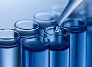 Sıvı alımının dengelenmesi, sağlıklı bir yaşam sürdürmenin en temel ama çoğu zaman göz ardı edilen unsurlarından biri olarak öne çıkıyor. Günlük hayatın yoğun temposu içinde insanlar ne kadar sıvı tükettiklerini fark etmeden günü tamamlayabiliyor. Oysa vücudun büyük bir kısmı sudan oluşur ve bu dengenin korunması, genel yaşam kalitesini doğrudan etkiler. Bu nedenle sıvı alımının dengelenmesi, yalnızca susuzluk hissini gidermekten çok daha fazlasını ifade eder. Konulu bir haber görseli.