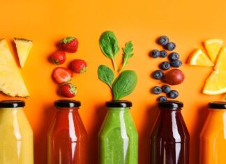 Sağlıklı yaşam arayışının artmasıyla birlikte beslenme alışkanlıkları da hızlı bir dönüşüm geçiriyor. Özellikle doğal ve katkısız ürünlere yönelim, son yıllarda soğuk pres sebze suları kavramını ön plana çıkardı. Isı kullanılmadan, sebzelerin besin değerlerini koruyacak şekilde elde edilen bu içecekler, modern beslenme anlayışında önemli bir yer edinmeye başladı. Günlük vitamin ve mineral ihtiyacını pratik şekilde karşılamak isteyen bireyler için bu yöntem dikkat çekici bir alternatif sunuyor. Konulu bir haber görseli.