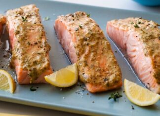 Deniz ürünleri arasında hem besin değeri hem de lezzetiyle özel bir yere sahip olan somon, son yıllarda Türkiye’de ve dünyada en çok tercih edilen balık türlerinden biri haline geldi. Özellikle sağlıklı beslenme trendlerinin güçlenmesi, omega-3 yağ asitlerine olan ilginin artması ve pratik tariflerin yaygınlaşması, somon tüketimini ciddi oranda yükseltti. Bir dönem lüks restoranlarla özdeşleşen bu balık, artık zincir market raflarında, balık tezgâhlarında ve ev mutfaklarında daha sık görülüyor. Konulu bir haber görseli.