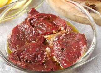 Günümüz mutfak kültüründe yemeklerin yalnızca ana malzemelerle değil, onları tamamlayan unsurlarla da anlam kazandığı görülüyor. Bu noktada sos ve marineler, lezzetin gizli mimarları olarak öne çıkıyor. Et, tavuk, balık ve sebze yemeklerinden salatalara kadar geniş bir kullanım alanına sahip olan soslar ve marineler, tariflerin karakterini belirleyen en önemli unsurlar arasında yer alıyor. Hem geleneksel mutfaklarda hem de modern tariflerde vazgeçilmez hale gelen bu ürünler, sofralara zenginlik katıyor. Konulu bir haber görseli.