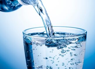 Günlük yaşam temposunun hızlanmasıyla birlikte beslenme ve yaşam alışkanlıkları da yeniden şekilleniyor. Bu süreçte çoğu zaman göz ardı edilen ancak hayati öneme sahip unsurlardan biri su tüketimini artırma konusu oluyor. Vücudun büyük bir bölümünü oluşturan su, yalnızca susuzluğu gidermekle kalmıyor, aynı zamanda birçok temel vücut fonksiyonunun düzenli şekilde işlemesine katkı sağlıyor. Bu nedenle yeterli ve düzenli su tüketimi, sağlıklı yaşam anlayışının temel taşları arasında yer alıyor. Konulu bir haber görseli.