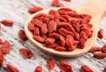 Süper Gıdalar Sağlıklı Beslenmede Goji Ve Acai Etkisi Son yıllarda sağlıklı yaşam ve dengeli beslenme kavramları giderek daha fazla önem kazanırken, bu alanda öne çıkan besin gruplarından biri de süper gıdalar olmuştur. Özellikle süper gıdalar olarak adlandırılan ve besin değeri yüksek yapılarıyla dikkat çeken ürünler, modern beslenme alışkanlıklarının önemli bir parçası hâline gelmiştir. Bu grupta yer alan goji ve acai gibi meyveler, hem geleneksel kullanımları hem de günümüzdeki popülerlikleriyle dikkat çekmektedir. Konulu bir haber görseli.