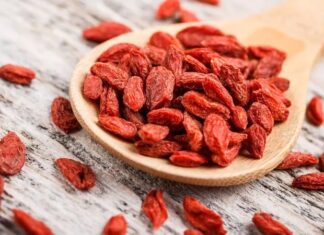 Son yıllarda sağlıklı yaşam ve dengeli beslenme kavramları giderek daha fazla önem kazanırken, bu alanda öne çıkan besin gruplarından biri de süper gıdalar olmuştur. Özellikle süper gıdalar olarak adlandırılan ve besin değeri yüksek yapılarıyla dikkat çeken ürünler, modern beslenme alışkanlıklarının önemli bir parçası hâline gelmiştir. Bu grupta yer alan goji ve acai gibi meyveler, hem geleneksel kullanımları hem de günümüzdeki popülerlikleriyle dikkat çekmektedir. Konulu bir haber görseli.