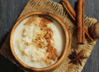 Türk mutfağının en köklü ve sevilen alanlarından biri olan süt bazlı tatlılar, hafif yapıları ve doyurucu aromalarıyla her dönemde sofralarda kendine yer bulmuştur. Günlük yaşamda ev yapımı tariflerden restoran menülerine kadar geniş bir kullanım alanına sahip olan bu tatlılar, özellikle dengeli tatlı tüketimi arayanlar için öne çıkmaktadır. Süt, bu tatlıların ana bileşeni olarak hem lezzet hem de besleyicilik açısından belirleyici bir rol üstlenir. Konulu bir haber görseli.