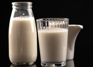 Günlük beslenme alışkanlıklarının vazgeçilmez unsurlarından biri olan süt, hem çocukların gelişimi hem de yetişkinlerin sağlıklı yaşamı için büyük önem taşıyor. Yüzyıllardır sofralarda yer alan bu doğal içecek, içerdiği vitamin ve mineraller sayesinde dengeli beslenmenin temel yapı taşları arasında kabul ediliyor. Son yıllarda artan sağlık bilinciyle birlikte süt tüketimi yeniden yükselişe geçmiş durumda. Konulu bir haber görseli