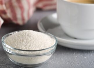 Günümüzde gıda sektöründe dayanıklılık, uzun raf ömrü ve pratik kullanım gibi unsurlar her zamankinden daha fazla önem kazanıyor. Bu noktada süt tozu ve konsantre süt ürünleri, hem endüstriyel üretimde hem de bireysel tüketimde önemli bir yer tutuyor. Taze süte alternatif olarak geliştirilen bu ürünler, besin değerini büyük ölçüde koruması ve taşımada sağladığı avantajlarla dikkat çekiyor. Konulu bir haber görseli.