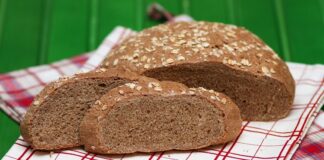 Son yıllarda beslenme alışkanlıklarında yaşanan değişimle birlikte, sofralarda daha doğal ve besleyici ürünlere yönelim dikkat çekiyor. Bu dönüşümün merkezinde yer alan ürünlerden biri de tam buğday ekmeği oluyor. Rafine edilmiş beyaz ekmeğe alternatif olarak tercih edilen bu ekmek türü, içerdiği lif, vitamin ve mineraller sayesinde sağlıklı yaşam arayışında olan bireylerin öncelikleri arasına girmiş durumda. Konulu bir haber görseli.