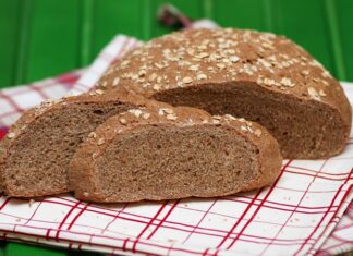 Son yıllarda beslenme alışkanlıklarında yaşanan değişimle birlikte, sofralarda daha doğal ve besleyici ürünlere yönelim dikkat çekiyor. Bu dönüşümün merkezinde yer alan ürünlerden biri de tam buğday ekmeği oluyor. Rafine edilmiş beyaz ekmeğe alternatif olarak tercih edilen bu ekmek türü, içerdiği lif, vitamin ve mineraller sayesinde sağlıklı yaşam arayışında olan bireylerin öncelikleri arasına girmiş durumda. Konulu bir haber görseli.