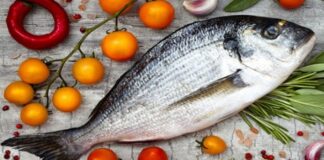 Taze balık pazarı, deniz ürünlerinin en doğal ve en hızlı şekilde tüketiciyle buluştuğu önemli ticaret alanlarından biri olarak öne çıkıyor. Sabahın erken saatlerinden itibaren hareketlenen taze balık pazarı, hem balıkçılar hem de tüketiciler için büyük bir canlılık barındırıyor. Denizden çıkan ürünlerin kısa sürede tezgâhlara ulaşması, balığın lezzeti ve besin değerinin korunması açısından büyük önem taşıyor. Konulu bir haber görseli.