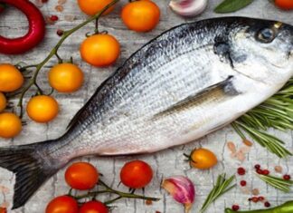 Taze balık pazarı, deniz ürünlerinin en doğal ve en hızlı şekilde tüketiciyle buluştuğu önemli ticaret alanlarından biri olarak öne çıkıyor. Sabahın erken saatlerinden itibaren hareketlenen taze balık pazarı, hem balıkçılar hem de tüketiciler için büyük bir canlılık barındırıyor. Denizden çıkan ürünlerin kısa sürede tezgâhlara ulaşması, balığın lezzeti ve besin değerinin korunması açısından büyük önem taşıyor. Konulu bir haber görseli.