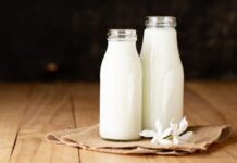 Taze süt, hem beslenme kültürünün hem de yerel ekonominin en temel yapı taşlarından biri olmaya devam ediyor. Son yıllarda doğal ürünlere olan ilginin artmasıyla birlikte taze süt tüketimi yeniden yükselişe geçti. Market raflarında uzun ömürlü ürünler yaygın olsa da, doğrudan üreticiden temin edilen sütler lezzeti, besin değeri ve güven ilişkisiyle öne çıkıyor. Özellikle büyük şehirlerde kurulan üretici pazarları ve kooperatif satış noktaları, tüketiciyle çiftçi arasındaki mesafeyi kısaltıyor. Konulu bir haber görseli.