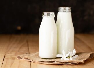 Taze süt, hem beslenme kültürünün hem de yerel ekonominin en temel yapı taşlarından biri olmaya devam ediyor. Son yıllarda doğal ürünlere olan ilginin artmasıyla birlikte taze süt tüketimi yeniden yükselişe geçti. Market raflarında uzun ömürlü ürünler yaygın olsa da, doğrudan üreticiden temin edilen sütler lezzeti, besin değeri ve güven ilişkisiyle öne çıkıyor. Özellikle büyük şehirlerde kurulan üretici pazarları ve kooperatif satış noktaları, tüketiciyle çiftçi arasındaki mesafeyi kısaltıyor. Konulu bir haber görseli.