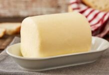 Geleneksel mutfağın en köklü ürünlerinden biri olan tereyağı, son yıllarda yeniden değer kazanan doğal gıdalar arasında yer alıyor. Uzun bir dönem margarin ve bitkisel yağların gölgesinde kalan tereyağı, artan sağlıklı beslenme bilinciyle birlikte mutfaklara güçlü bir dönüş yaptı. Özellikle katkısız ve doğal ürünlere yönelen tüketiciler, yeniden tereyağının eşsiz aromasını ve besleyici özelliklerini keşfediyor. Konulu bir haber görseli.