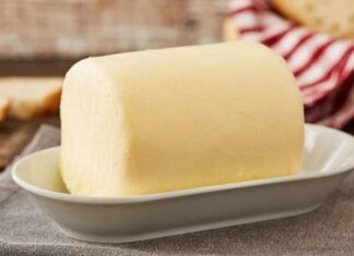 Geleneksel mutfağın en köklü ürünlerinden biri olan tereyağı, son yıllarda yeniden değer kazanan doğal gıdalar arasında yer alıyor. Uzun bir dönem margarin ve bitkisel yağların gölgesinde kalan tereyağı, artan sağlıklı beslenme bilinciyle birlikte mutfaklara güçlü bir dönüş yaptı. Özellikle katkısız ve doğal ürünlere yönelen tüketiciler, yeniden tereyağının eşsiz aromasını ve besleyici özelliklerini keşfediyor. Konulu bir haber görseli.