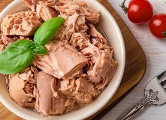 Deniz ürünleri denildiğinde akla ilk gelen türlerden biri olan ton balığı, hem lezzeti hem de besin değeriyle dünya genelinde büyük ilgi görüyor. Son yıllarda sağlıklı beslenme trendlerinin yükselmesiyle birlikte ton balığı tüketimi de ciddi oranda artmış durumda. Market raflarında konserve formuyla sıkça karşımıza çıkan bu değerli deniz ürünü, aynı zamanda restoran menülerinde de farklı pişirme teknikleriyle sunuluyor. Konulu bir haber görseli.