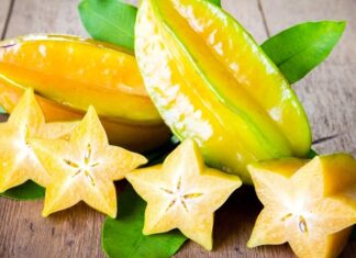 Son yıllarda beslenme alışkanlıklarının çeşitlenmesiyle birlikte tropikal meyveler, sofralarda daha görünür hale gelmeye başladı. Uzak coğrafyalardan gelen bu meyveler, farklı aromaları ve zengin besin içerikleriyle dikkat çekiyor. Özellikle büyük şehirlerde artan talep, tropikal meyveleri yalnızca lüks bir ürün olmaktan çıkararak günlük beslenmenin bir parçası haline getiriyor. Konulu bir haber görseli.