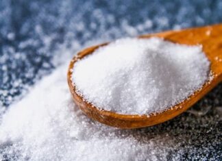 Beslenme alışkanlıkları, toplumların sağlık düzeyini doğrudan etkileyen en önemli unsurlar arasında yer alıyor. Son yıllarda özellikle tuz tüketimi konusunda artan farkındalık, mutfaklarda önemli değişimlere yol açtı. Tuzsuz veya az tuzlu pişirme, bu değişimin merkezinde bulunuyor ve hem bireysel hem de toplumsal sağlık açısından dikkat çekici bir yaklaşım olarak öne çıkıyor. Geleneksel mutfak alışkanlıklarında yoğun şekilde kullanılan tuz, artık daha bilinçli ve kontrollü bir şekilde ele alınıyor. Konulu bir haber görseli.