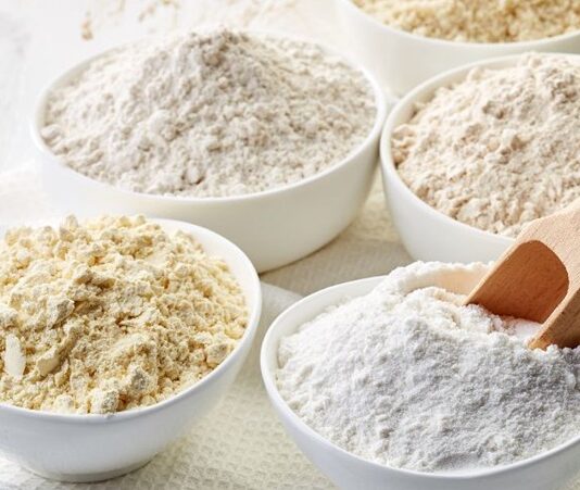 Günlük beslenmeden geleneksel mutfağa, pastacılıktan endüstriyel üretime kadar pek çok alanda un çeşitleri, gıda kültürünün temel taşları arasında yer alır. Ekmekten tatlıya, hamur işlerinden soslara kadar geniş bir kullanım alanına sahip olan un, yalnızca bir yardımcı malzeme değil, doğrudan lezzeti ve dokuyu belirleyen ana unsurlardan biridir. Bu nedenle farklı un türleri, farklı ihtiyaçlara ve damak zevklerine hitap edecek şekilde üretilmektedir. Konulu bir haber görseli.