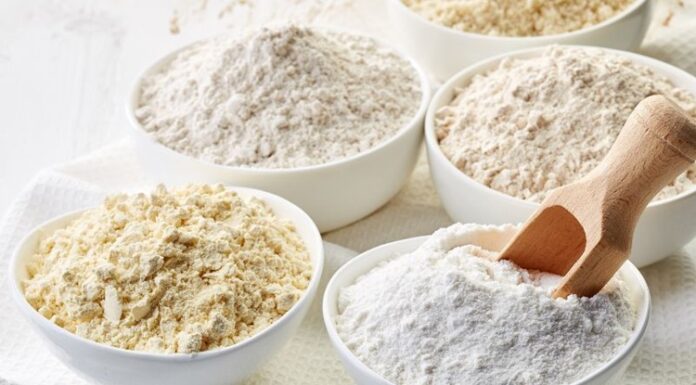 Günlük beslenmeden geleneksel mutfağa, pastacılıktan endüstriyel üretime kadar pek çok alanda un çeşitleri, gıda kültürünün temel taşları arasında yer alır. Ekmekten tatlıya, hamur işlerinden soslara kadar geniş bir kullanım alanına sahip olan un, yalnızca bir yardımcı malzeme değil, doğrudan lezzeti ve dokuyu belirleyen ana unsurlardan biridir. Bu nedenle farklı un türleri, farklı ihtiyaçlara ve damak zevklerine hitap edecek şekilde üretilmektedir. Konulu bir haber görseli.