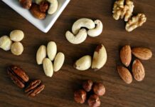 Yağlı tohumlar, geçmişten günümüze hem geleneksel mutfaklarda hem de modern beslenme anlayışında önemli bir yer edinmiş besin grupları arasında bulunuyor. Ay çekirdeği, susam, keten tohumu, chia tohumu ve kabak çekirdeği gibi ürünleri kapsayan bu grup, içerdiği yüksek besin değeri sayesinde sağlıklı yaşamın temel taşlarından biri olarak kabul ediliyor. Günlük beslenme düzenine dengeli şekilde eklendiğinde, vücut fonksiyonlarının daha düzenli çalışmasına katkı sağlayan yağlı tohumlar, doğal ve besleyici yapılarıyla dikkat çekiyor. Konulu bir haber görseli.