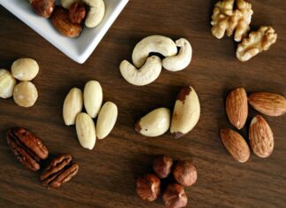 Yağlı tohumlar, geçmişten günümüze hem geleneksel mutfaklarda hem de modern beslenme anlayışında önemli bir yer edinmiş besin grupları arasında bulunuyor. Ay çekirdeği, susam, keten tohumu, chia tohumu ve kabak çekirdeği gibi ürünleri kapsayan bu grup, içerdiği yüksek besin değeri sayesinde sağlıklı yaşamın temel taşlarından biri olarak kabul ediliyor. Günlük beslenme düzenine dengeli şekilde eklendiğinde, vücut fonksiyonlarının daha düzenli çalışmasına katkı sağlayan yağlı tohumlar, doğal ve besleyici yapılarıyla dikkat çekiyor. Konulu bir haber görseli.