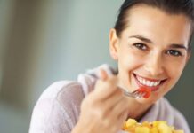 Yavaş yeme, modern yaşamın hızına karşı geliştirilen bilinçli beslenme yaklaşımlarından biri olarak son yıllarda daha fazla konuşulmaya başlanmıştır. Günlük hayatın temposu arttıkça yemeklerin hızlı tüketilmesi sıradan bir davranış haline gelirken, yavaş yeme kavramı bu alışkanlığa alternatif bir farkındalık sunmaktadır. Besinle kurulan ilişkinin sadece doymakla sınırlı olmadığını vurgulayan bu yaklaşım, yeme eylemini daha bilinçli ve kontrollü hale getirmeyi amaçlar. Konulu bir haber görseli.