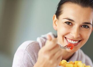 Yavaş yeme, modern yaşamın hızına karşı geliştirilen bilinçli beslenme yaklaşımlarından biri olarak son yıllarda daha fazla konuşulmaya başlanmıştır. Günlük hayatın temposu arttıkça yemeklerin hızlı tüketilmesi sıradan bir davranış haline gelirken, yavaş yeme kavramı bu alışkanlığa alternatif bir farkındalık sunmaktadır. Besinle kurulan ilişkinin sadece doymakla sınırlı olmadığını vurgulayan bu yaklaşım, yeme eylemini daha bilinçli ve kontrollü hale getirmeyi amaçlar. Konulu bir haber görseli.