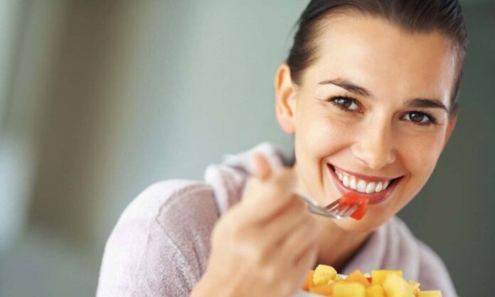 Yavaş yeme, modern yaşamın hızına karşı geliştirilen bilinçli beslenme yaklaşımlarından biri olarak son yıllarda daha fazla konuşulmaya başlanmıştır. Günlük hayatın temposu arttıkça yemeklerin hızlı tüketilmesi sıradan bir davranış haline gelirken, yavaş yeme kavramı bu alışkanlığa alternatif bir farkındalık sunmaktadır. Besinle kurulan ilişkinin sadece doymakla sınırlı olmadığını vurgulayan bu yaklaşım, yeme eylemini daha bilinçli ve kontrollü hale getirmeyi amaçlar. Konulu bir haber görseli.