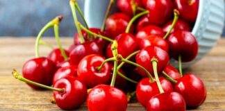 Kiraz, yaz aylarının gelişiyle birlikte hem pazarlarda hem de sofralarda kendine güçlü bir yer bulan özel bir meyve olarak dikkat çekiyor. Parlak rengi, dengeli tatlılığı ve ferahlatıcı yapısıyla kiraz, yalnızca lezzetli bir meyve değil; aynı zamanda kültürel, ekonomik ve beslenme açısından da önemli bir değeri temsil ediyor. Türkiye’de özellikle bahar sonu ve yaz başında yoğun şekilde tüketilen bu meyve, tarımsal üretimde stratejik ürünler arasında yer alıyor. Konulu bir haber görseli.