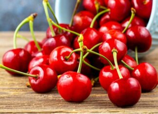 Kiraz, yaz aylarının gelişiyle birlikte hem pazarlarda hem de sofralarda kendine güçlü bir yer bulan özel bir meyve olarak dikkat çekiyor. Parlak rengi, dengeli tatlılığı ve ferahlatıcı yapısıyla kiraz, yalnızca lezzetli bir meyve değil; aynı zamanda kültürel, ekonomik ve beslenme açısından da önemli bir değeri temsil ediyor. Türkiye’de özellikle bahar sonu ve yaz başında yoğun şekilde tüketilen bu meyve, tarımsal üretimde stratejik ürünler arasında yer alıyor. Konulu bir haber görseli.