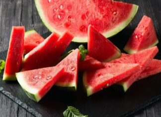 Karpuz, yaz aylarının en çok tüketilen ve en kolay ayırt edilen meyvelerinden biri olarak hem pazarlarda hem de sofralarda önemli bir yer tutuyor. Yüksek su oranı, ferahlatıcı tadı ve doyurucu yapısıyla karpuz, sıcak havalarda serinlemenin en doğal yollarından biri olarak görülüyor. Türkiye’de yaz mevsimi denildiğinde akla gelen ilk meyvelerden biri olan karpuz, sadece bir gıda ürünü değil, aynı zamanda yaz kültürünün de ayrılmaz bir parçası olarak değerlendiriliyor. Konulu bir haber görseli.