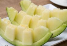 Kavun, yaz aylarının yaklaşmasıyla birlikte pazarlarda ve sofralarda daha sık görülmeye başlayan, aroması ve tatlı yapısıyla dikkat çeken bir meyve olarak öne çıkıyor. Serinletici etkisi ve doyurucu özelliği sayesinde kavun, sıcak havalarda tercih edilen doğal besinler arasında yer alıyor. Türkiye’de geniş bir üretim alanına sahip olan kavun, hem geleneksel tüketim alışkanlıklarında hem de modern beslenme anlayışında kendine sağlam bir yer edinmiş durumda. Konulu bir haber görseli.