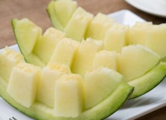 Kavun, yaz aylarının yaklaşmasıyla birlikte pazarlarda ve sofralarda daha sık görülmeye başlayan, aroması ve tatlı yapısıyla dikkat çeken bir meyve olarak öne çıkıyor. Serinletici etkisi ve doyurucu özelliği sayesinde kavun, sıcak havalarda tercih edilen doğal besinler arasında yer alıyor. Türkiye’de geniş bir üretim alanına sahip olan kavun, hem geleneksel tüketim alışkanlıklarında hem de modern beslenme anlayışında kendine sağlam bir yer edinmiş durumda. Konulu bir haber görseli.