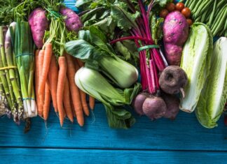 Günümüzde beslenme alışkanlıkları yalnızca bireysel sağlıkla sınırlı kalmayıp çevresel, ekonomik ve toplumsal boyutlarıyla da ele alınmaya başladı. Bu çok yönlü yaklaşımın merkezinde ise yerel gıda tüketimi yer alıyor. Tüketicilerin yaşadıkları bölgedeki üreticilerden temin edilen ürünlere yönelmesi, hem sağlıklı beslenme anlayışını güçlendiriyor hem de yerel ekonomilerin ayakta kalmasına katkı sağlıyor. Küresel tedarik zincirlerinin kırılgan yapısı da göz önüne alındığında, yerel gıdaya olan ilgi her geçen gün daha da artıyor. Konulu bir haber görseli.