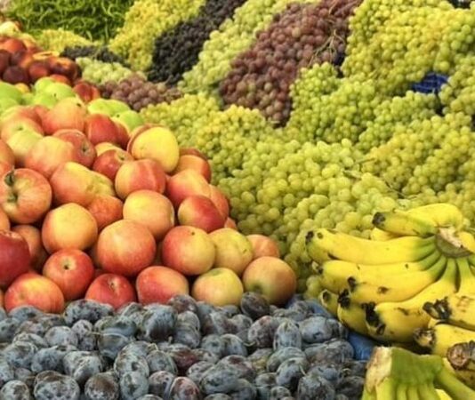 Son yıllarda gıda tercihleri yalnızca sağlık üzerinden değil, aynı zamanda kültürel ve çevresel farkındalık üzerinden de şekillenmeye başladı. Bu noktada yerel meyveler, hem doğal beslenmenin hem de yerel üretim kültürünün en önemli temsilcileri arasında yer alıyor. Bulunduğu bölgenin iklimi ve toprağına uyum sağlamış meyveler, uzun yılların birikimiyle günümüze ulaşan doğal bir miras olarak kabul ediliyor. Konulu bir haber görseli.
