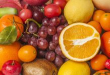 Yerel Ve Organik Meyveler İle Doğal Beslenmede Yeni Dönem Son yıllarda beslenme alışkanlıklarında dikkat çeken değişimlerden biri, tüketicilerin gıdanın kaynağına daha fazla önem vermesi oldu. Bu dönüşümün merkezinde ise yerel ve organik meyveler yer alıyor. İnsanlar artık yalnızca meyvenin tadına değil, nasıl üretildiğine, nereden geldiğine ve hangi koşullarda sofraya ulaştığına da bakıyor. Bu yaklaşım, hem bireysel tercihlerde hem de toplumsal tüketim alışkanlıklarında belirgin bir fark yaratıyor. Konulu bir haber görseli.